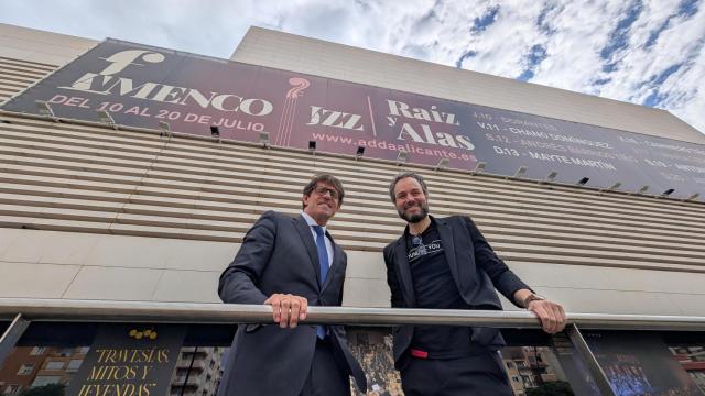 El diputado de Cultura Juan de Dios Navarro y el director del ADDA Josep Vicent,  este martes.