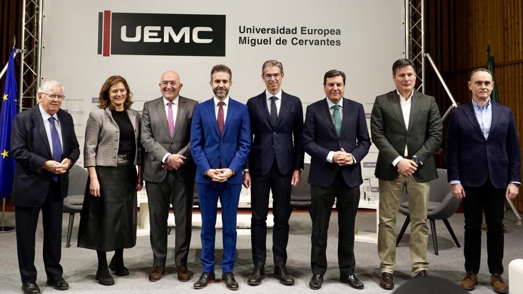 El Foro Periodismo 2030 organiza la jornada 'Cómo será el mundo del futuro' en la UEMC, con la intervención de Pedro Baños (primero por la derecha) y Miriam González (segunda por la izquierda)