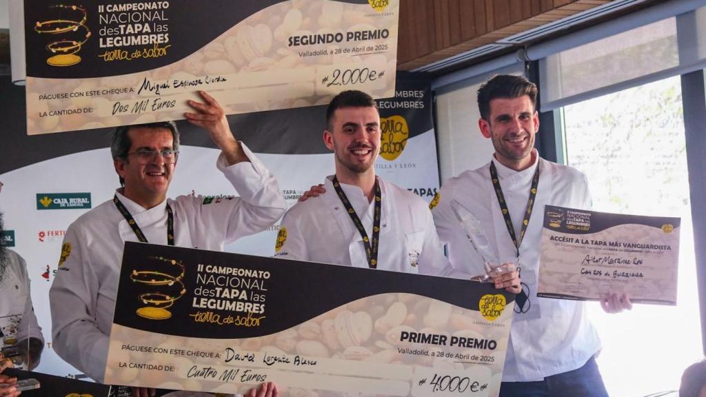 El chef David Lorente recibiendo el premio del II Campeonato Nacional desTAPA las LEGUMBRES.