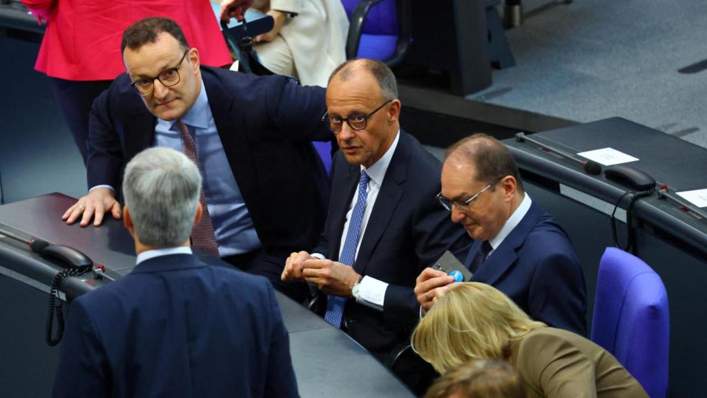 El ministro del Interior alemán, Alexander Dobrindt, y el líder del grupo parlamentario del Bundestag de la CDU, Jens Spahn, se sientan junto a Friedrich Merz tras no lograr convertirse en canciller de Alemania.