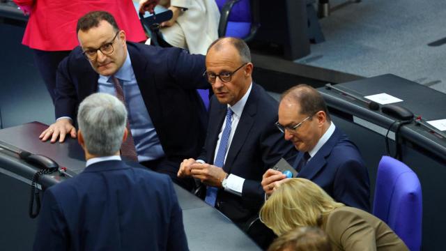 El ministro del Interior alemán, Alexander Dobrindt, y el líder del grupo parlamentario del Bundestag de la CDU, Jens Spahn, se sientan junto a Friedrich Merz tras no lograr convertirse en canciller de Alemania.