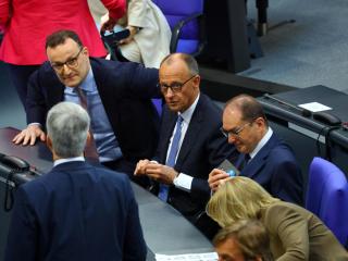 El ministro del Interior alemán, Alexander Dobrindt, y el líder del grupo parlamentario del Bundestag de la CDU, Jens Spahn, se sientan junto a Friedrich Merz, tras no lograr convertirse en canciller de Alemania.