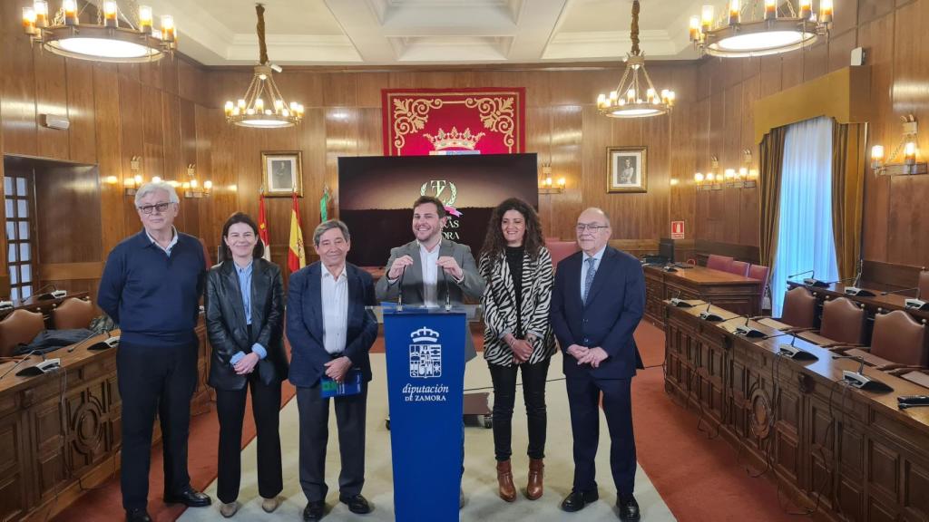 El vicepresidente primero de la Diputación y diputado de Educación, Cultura y Turismo, Víctor López de la Parte, anuncia lo ganadores de los Premios Tierras de Zamora 2025