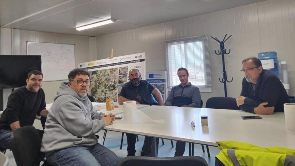 Encierro de operarios y miembros de la CIG en las oficinas de la UTE que hace el acceso ferroviario al Puerto Exterior de A Coruña.