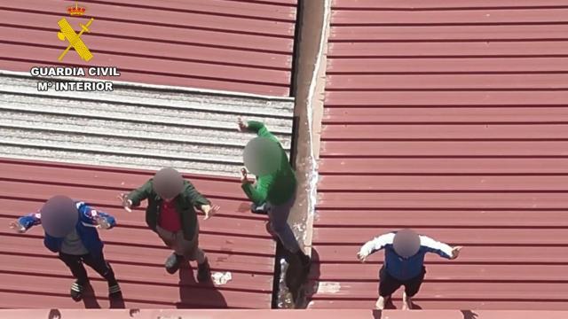 Momento de la detención en los tejados de cuatro miembros de una organización criminal en Zaragoza