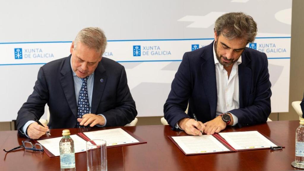 Los conselleiros de Sanidade y Deporte firmando el plan