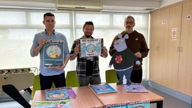 Presentación de la fiesta en homenaje al Xabarín Club en Sada con el concelleiro de Cultura, Marcos Villar, y los organizadores Pablo Quijano y Fernando Galmán.