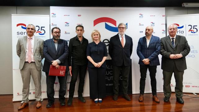 La consejera de Industria, Comercio y Empleo, Leticia García, el presidente del CES, Enrique Cabero, el director del Serla, Julio Cordero, y representantes de los sindicatos UGT y CCOO en el acto conmemorativo del XXV Aniversario del Servicio Regional de Relaciones Laborales