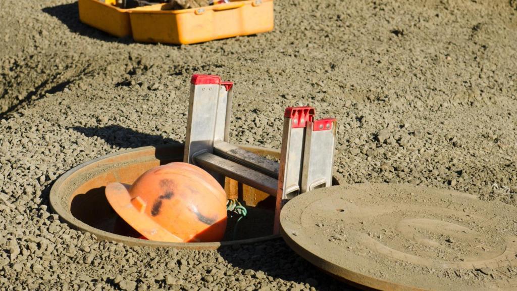 Imagen de archivo de un operario dentro de un alcantarilla.