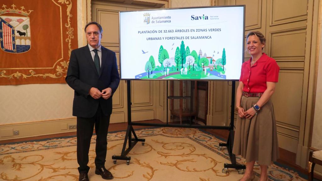 El alcalde de Salamanca, Carlos García Carbayo, junto a María José Coca, concejala delegada de Medio Ambiente