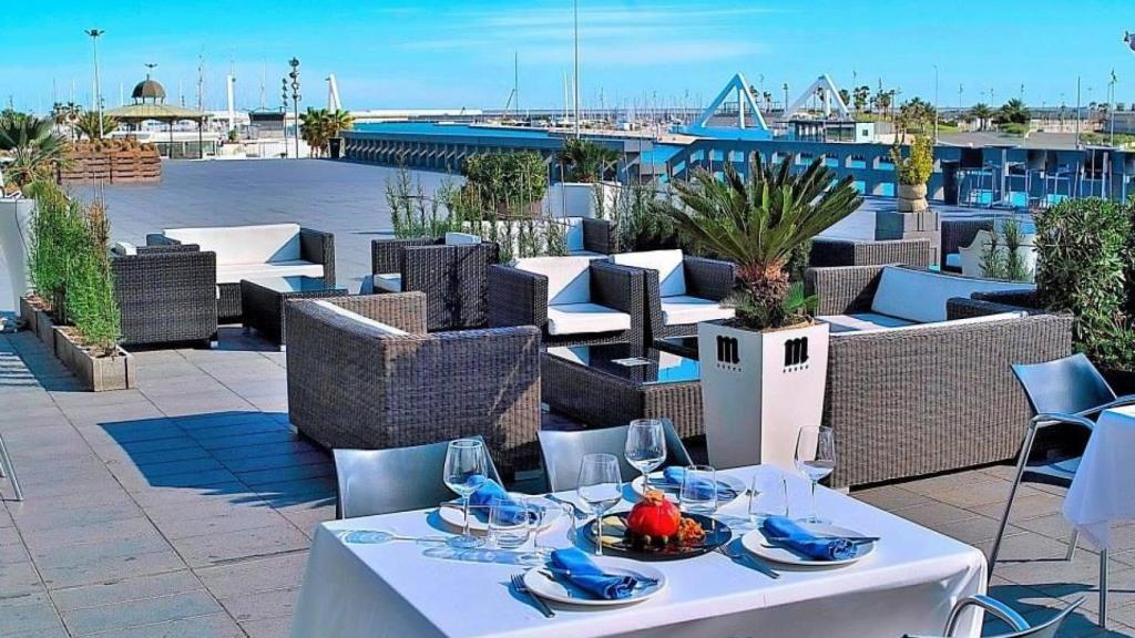Vista desde uno de los restaurantes que deberá cesar su actividad en el Puerto de Valencia. EE