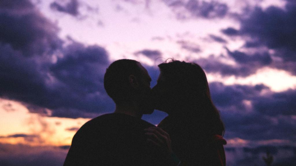 Una pareja besándose.
