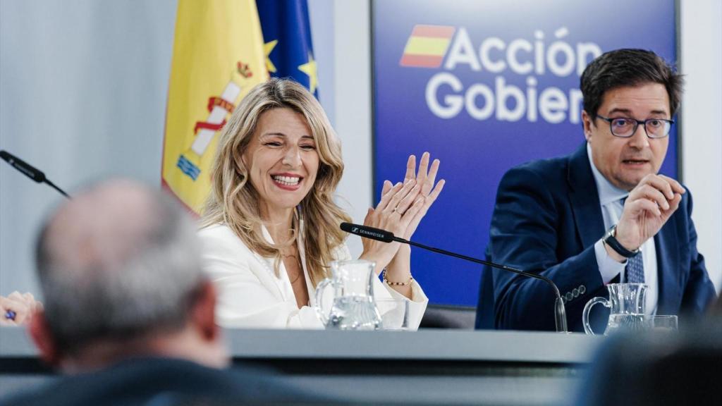 La vicepresidenta segunda, Yolanda Díaz, y el ministro para la Transformación Digital, Óscar López, en la rueda de prensa posterior al Consejo de Ministros.