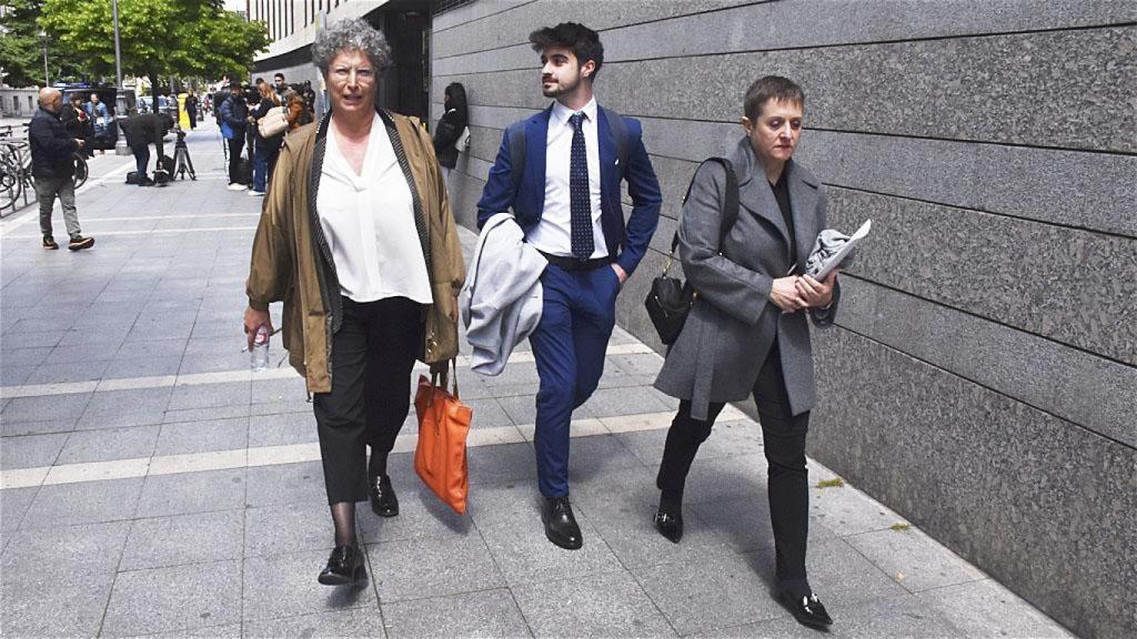 La defensa de Óscar a la salida de los juzgados