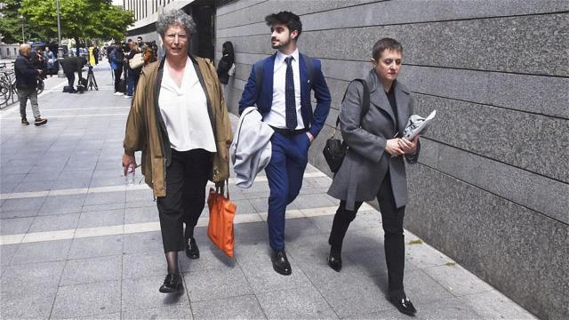 La defensa de Óscar a la salida de los juzgados