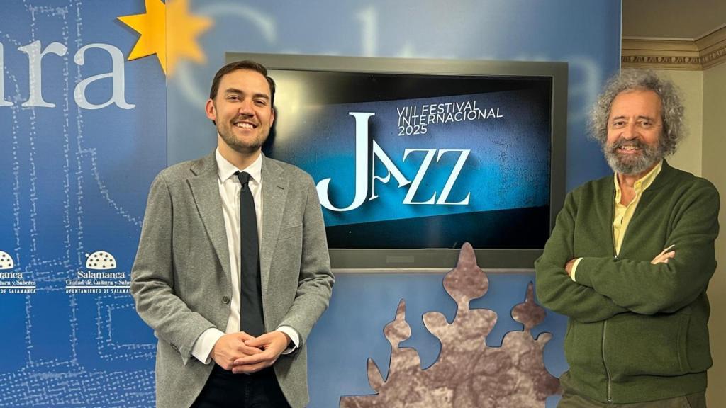 El concejal de Cultura, Ángel Fernández, y el músico Fernando Viñals presentan el Festival de Jazz de Salamanca