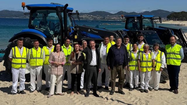 Vigo pone en marcha un servicio especial de limpieza  de sus arenales