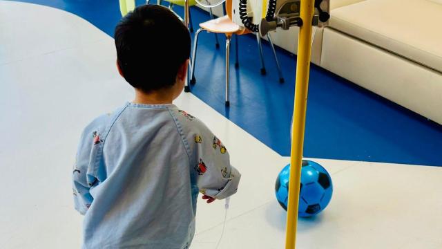 Álvaro sufre una enfermedad rara conocida como 'dermatomiositis juvenil'.