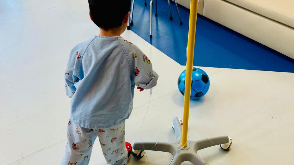 Álvaro sufre una enfermedad rara conocida como 'dermatomiositis juvenil'.