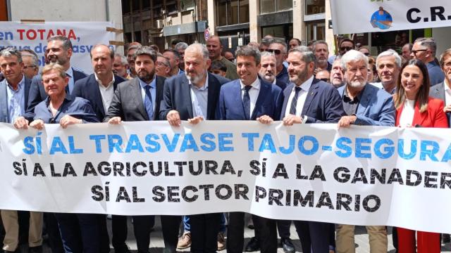 La protesta en Murcia contra las nuevas normas de explotación, a la que han asistido los presidentes de Murcia y la Comunidad Valenciana, Fernando López Miras y Carlos Mazón, y el consejero de Agua de Andalucía, Ramón Fernández-Pacheco.