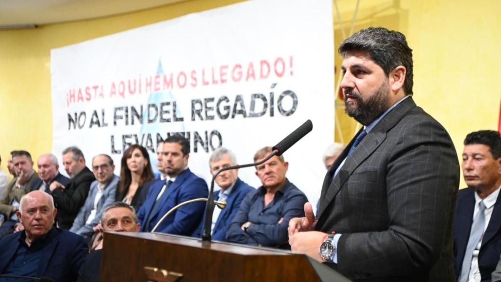 El presidente Fernando López Miras interviene en la Cámara de Comercio de Murcia, este martes, durante el acto de protesta contra las nuevas reglas de explotación del trasvase Tajo-Segura.