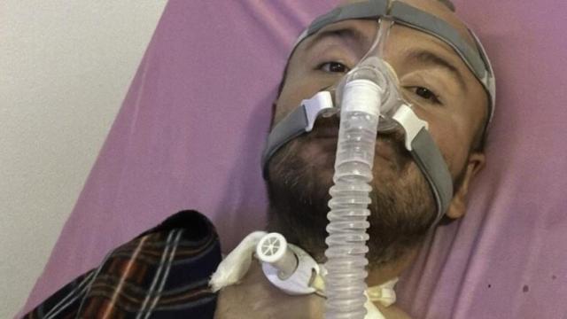 Álvaro es electrodependiente por una enfermedad genética.