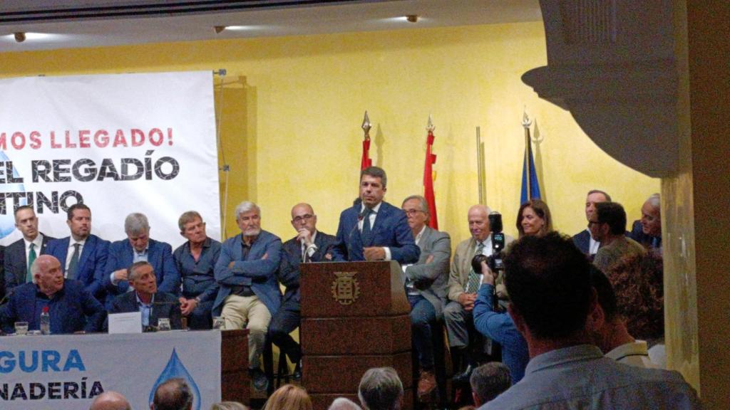 El presidente Carlos Mazón interviene en la Cámara de Comercio de Murcia, este martes, durante el acto de protesta contra las nuevas reglas de explotación del trasvase Tajo-Segura.