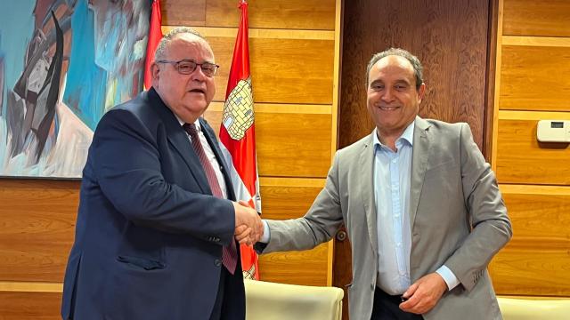 El momento de la firma del acuerdo entre la Consejería de Sanidad y el Sindicato de Veterinarios de Castilla y León (Sivecal-Uscal), este martes