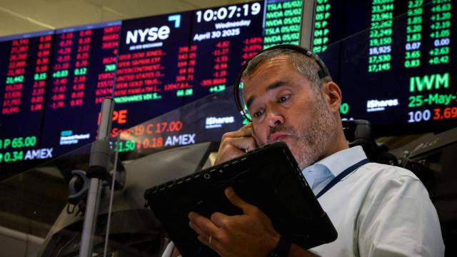 Un operador trabaja en el parqué de la Bolsa de Nueva York.