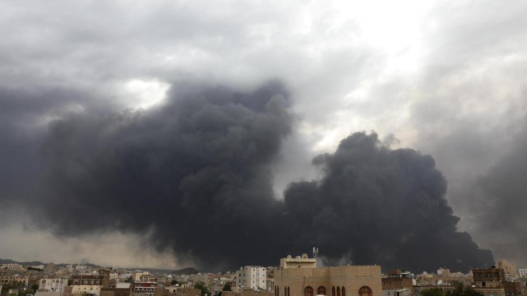 Una columna de humo se eleva sobre la capital de Yemen, Saná, tras el ataque de las Fuerzas de Defensa de Israel al aeropuerto de la ciudad.