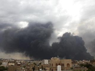 Una columna de humo se eleva sobre la capital de Yemen, Saná, tras el ataque de las Fuerzas de Defensa de Israel al aeropuerto de la ciudad.