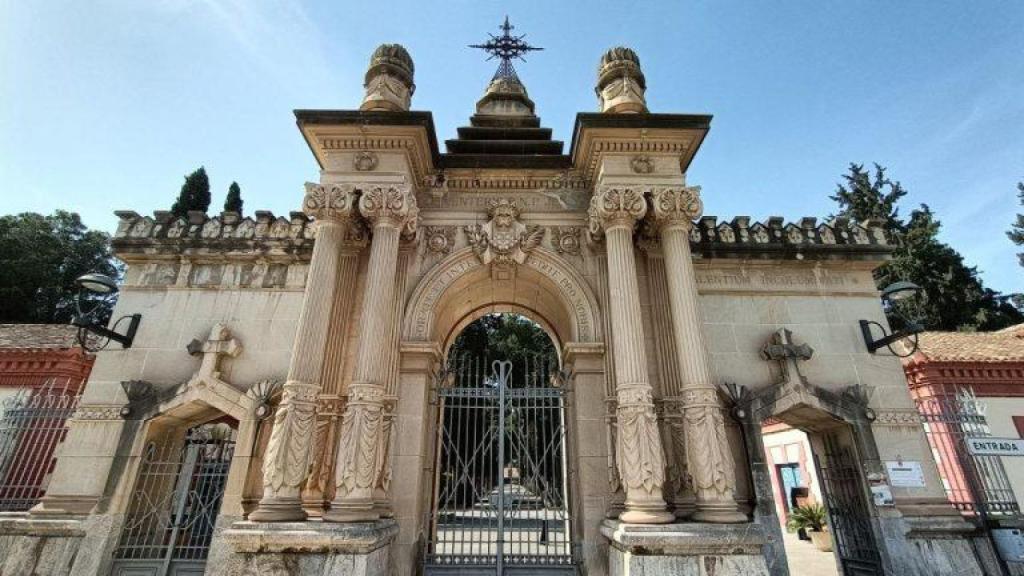 La fachada del Cementerio de Nuestro Padre Jesús, en Murcia.