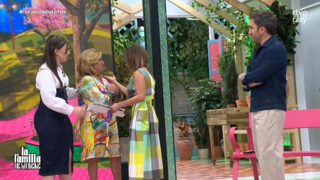 Lydia Lozano en 'La familia de la tele'.