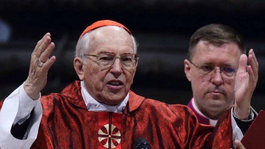 El cardenal Giovanni Battista celebra la misa de Pentecostés en la basílica de San Pedro, en junio de 2022.