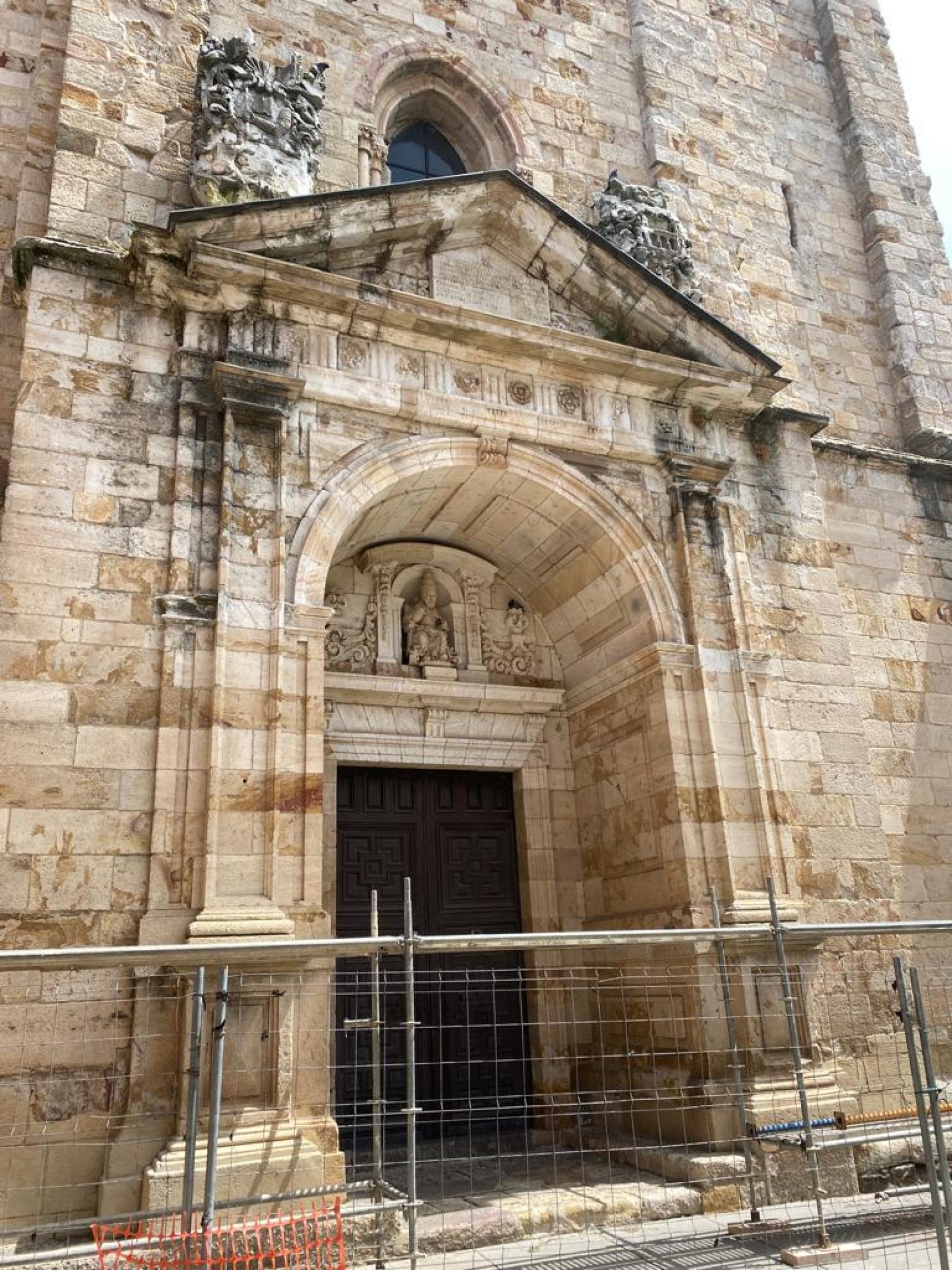 Fachada donde se ubican los escudos en una foto de 2023