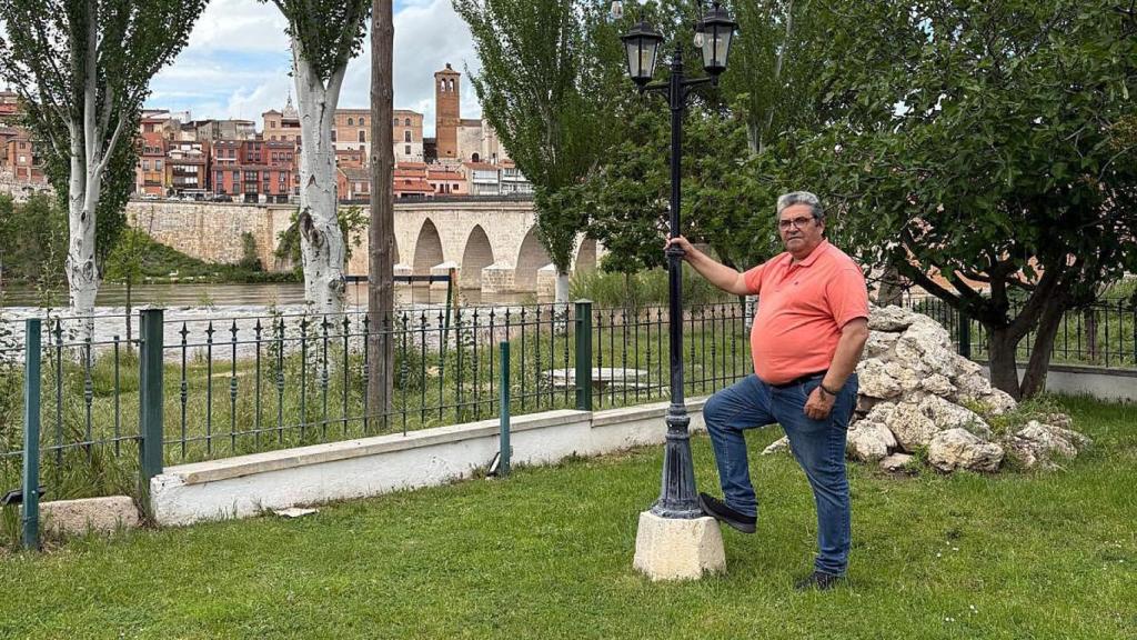 Julian en la terraza con el puente romano de fondo