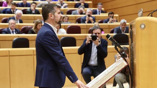El nuevo senador por designación autonómica del PSOE de Castilla y León Luis Tudanca durante su toma de posesión en la Cámara Alta, este martes