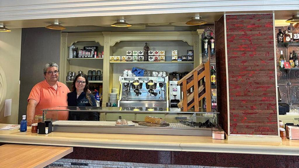 Julián con su hija en el Doña Carmen