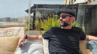 Dani Mateo disfrutando del sol.