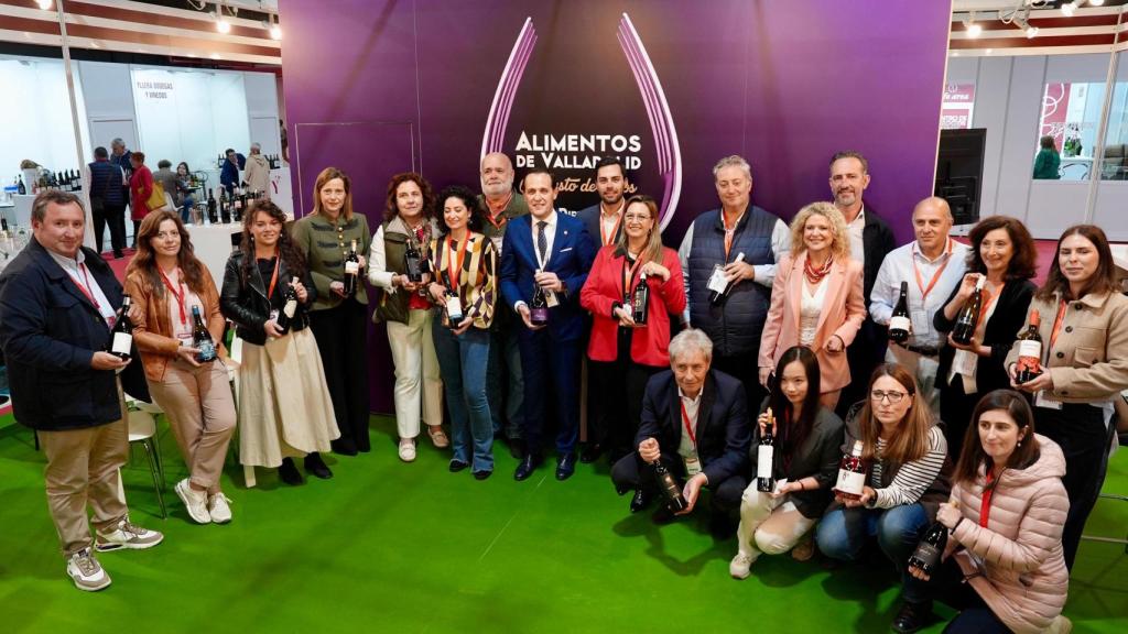 Conrado Íscar junto a los representantes de las bodegas de la provincia de Valladolid.