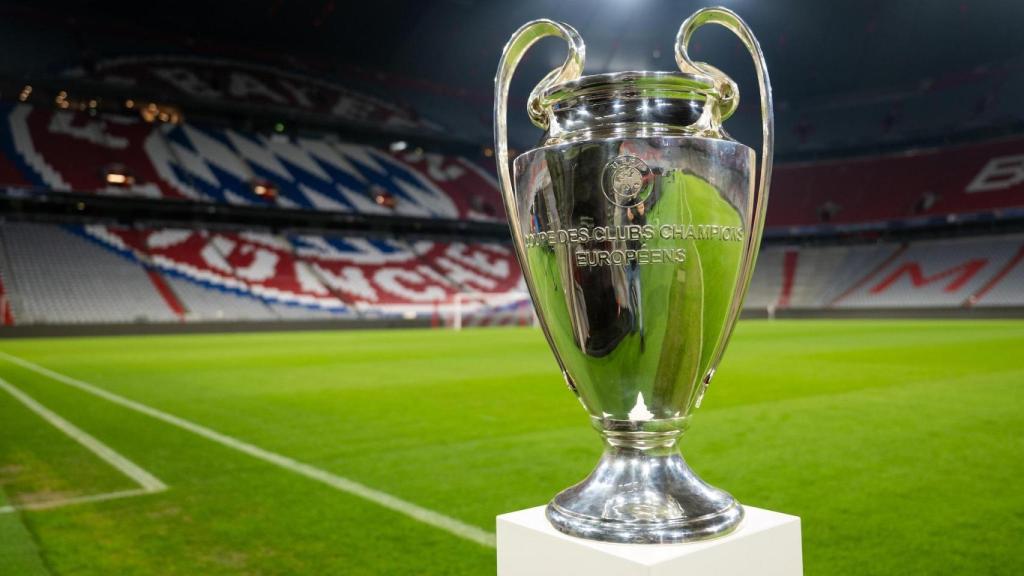 El trofeo de la UEFA Champions League, en el Allianz Arena, sede de la final 2025