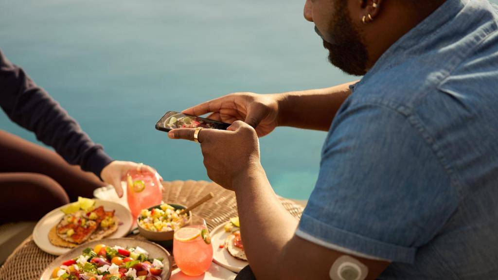 Persona usando la app de Oura.