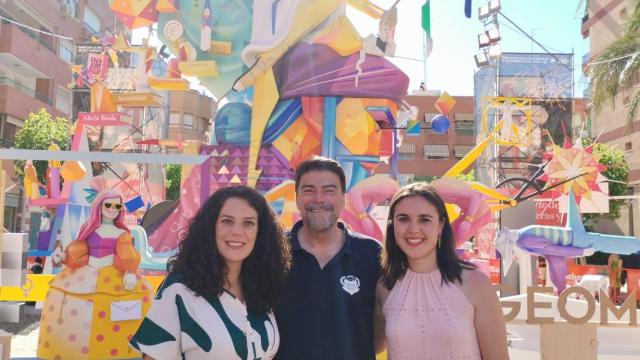 Las concejalas Cristina Cutanda y Nayma Beldjilali con el alcalde Luis Barcala en las Hogueras 2024.