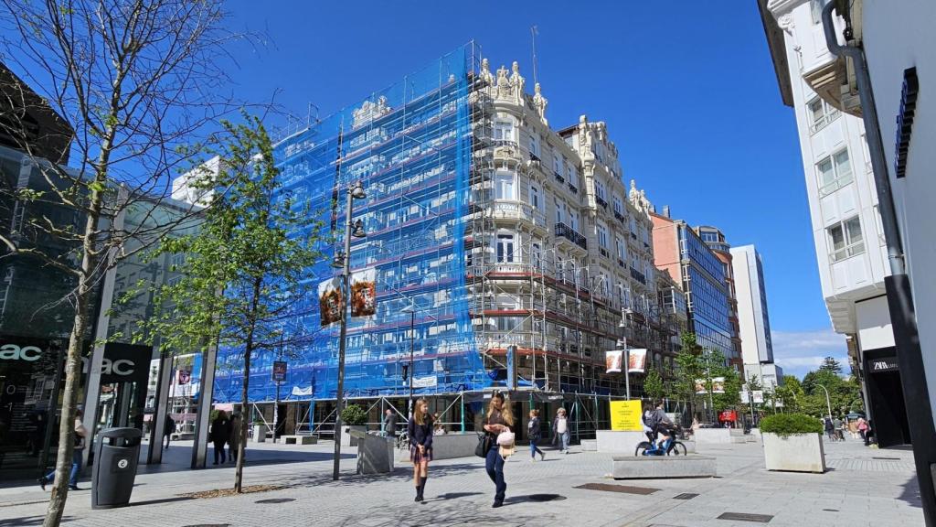 La fachada de la Casa Viturro en A Coruña comienza a asomar tras su rehabilitación.