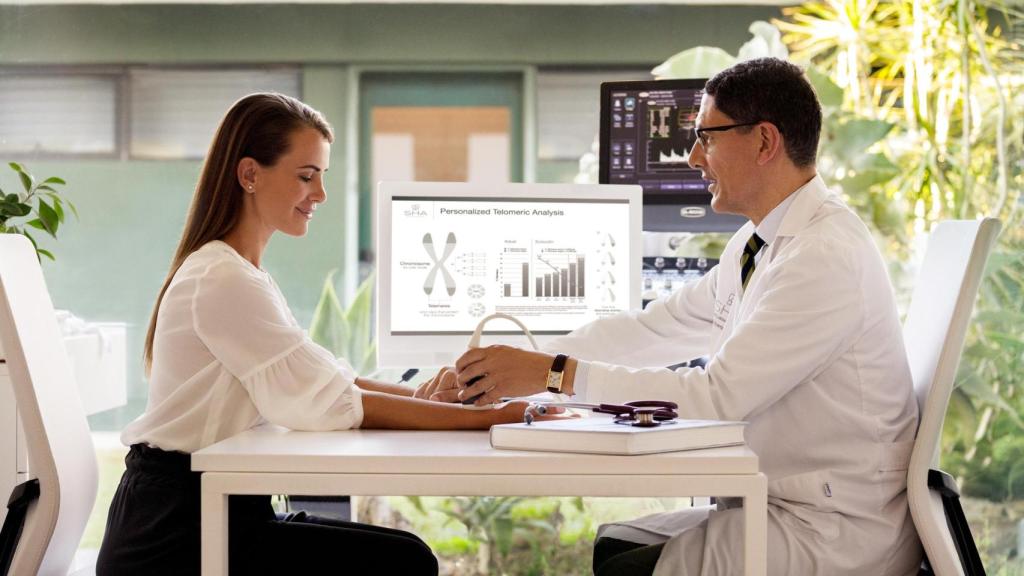 El doctor Mera en la consulta.