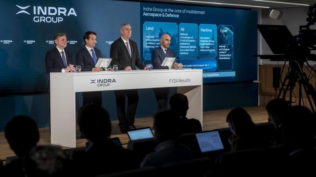 De izquierda a derecha: Miguel Forteza, director general financiero; Ángel Escribano, presidente; José Vicente de los Mozos, consejero delegado; Luis Abril, consejero ejecutivo y responsable de Minsait, en la rueda de prensa de resultados de 2024 de Indra.