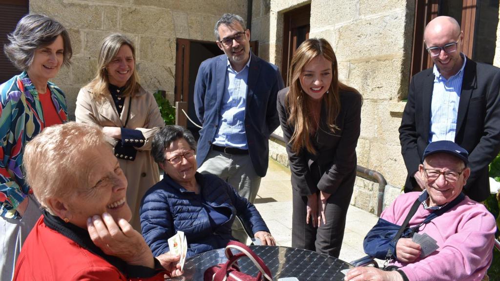 La conselleira de Política Social e Igualdade, Fabiola García, durante una visita a la RTL de O Carballiño.
