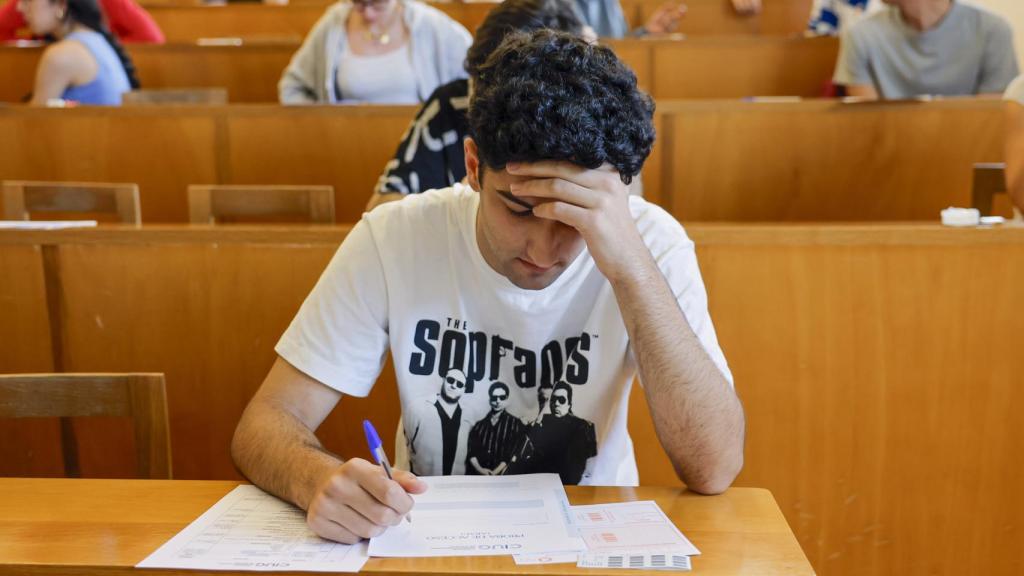Un joven realizando la PAU en 2024.