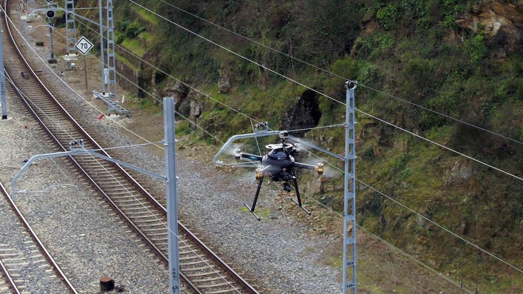 Dron inspeccionando una vía.