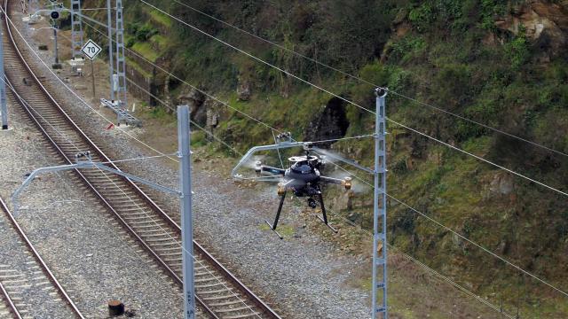 Dron inspeccionando una vía.